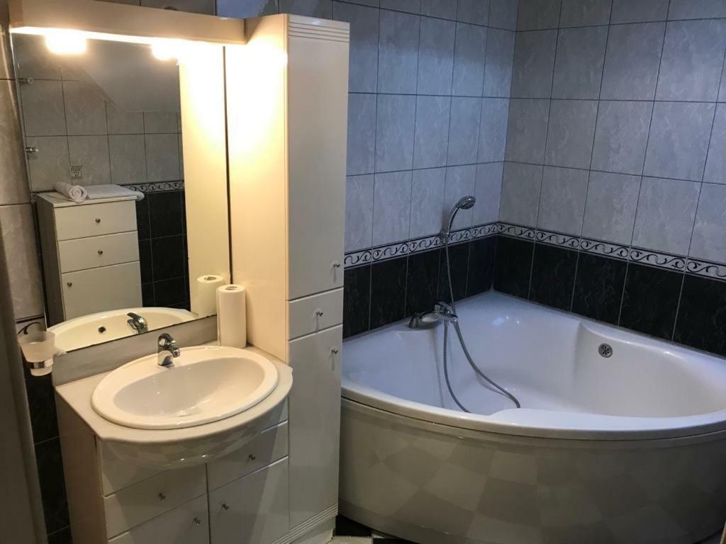 Hotel Tri Sesira Ljubovija Zewnętrze zdjęcie