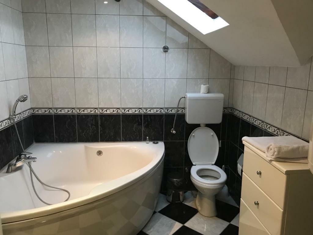 Hotel Tri Sesira Ljubovija Zewnętrze zdjęcie